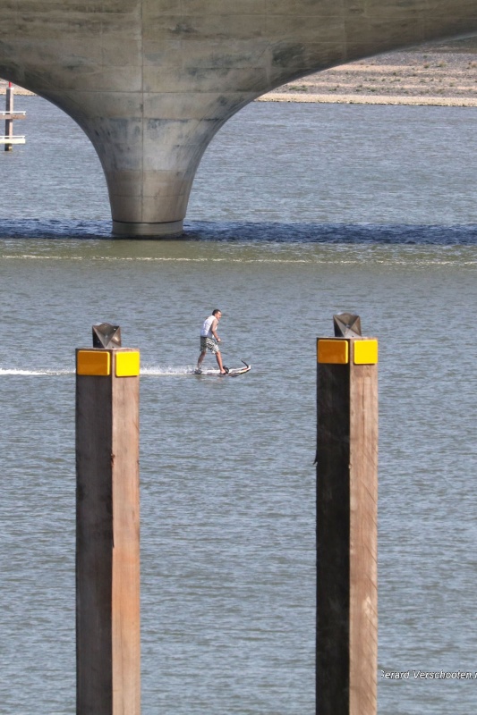 motorsurfer op het water Spiegelwaal, mooi weer!. Nijmegen, 30-3-2017 .