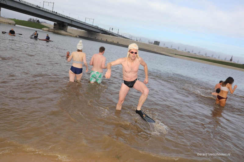 Nieuwjaarsduik in de Spiegelwaal. Nijmegen, 1-1-2018 .