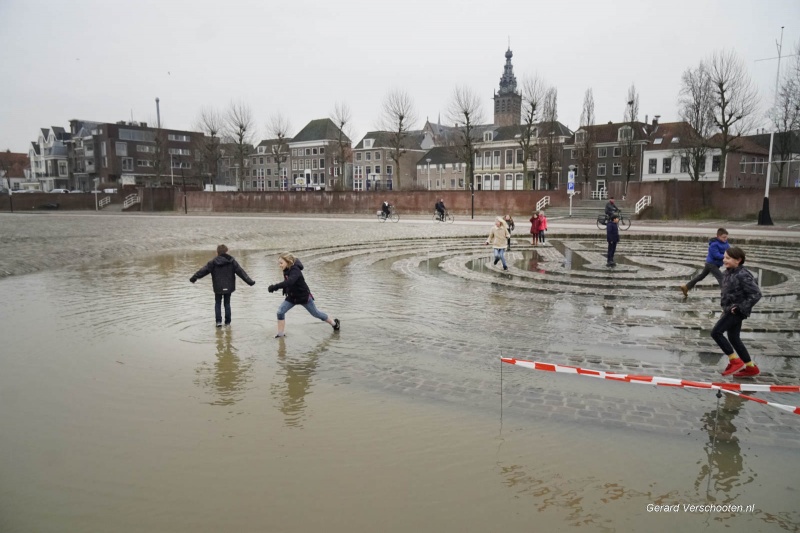 Kinderen Perus Canisiusschoolgingen naar het hoog water kijken.. Nijmegen, 9-1-2018 .