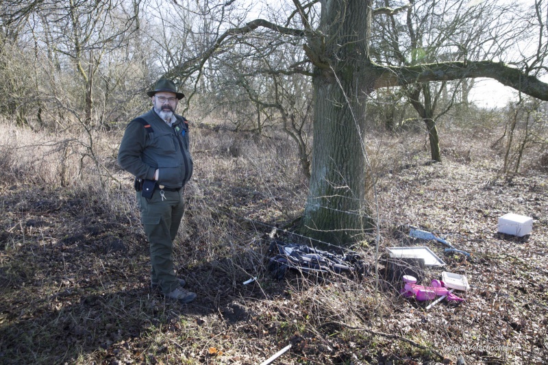 Afvaldumping in Millingse Waard met boswachter Arnoud van Utrecht. Millingenn, 16-2-2018 .