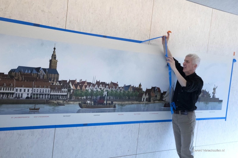 Kees Moerbeek,ophangen van het  ?Nijmegen, 1860 Panorama?   in de Bastei . Nijmegen, 17-1-2018 .