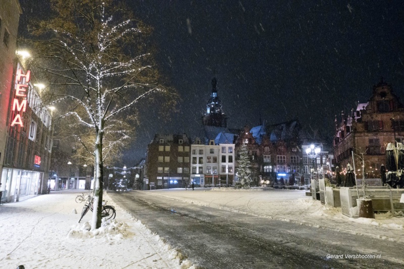 Grote Markt in de sneeuw. Nijmegen, 11-12-2017 .