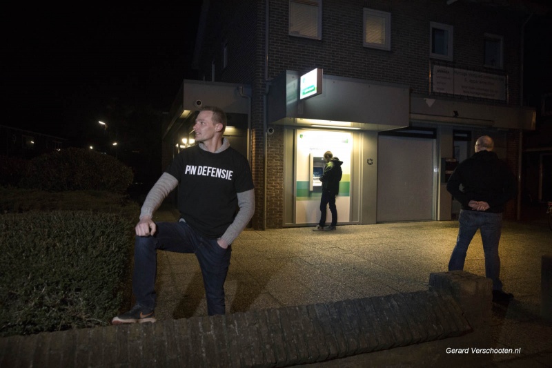 Burgerwacht Nijmegen Rechtsaf 'beschermt' pinautomaten n.a.v. overvallengolf  onder leiding van (herkenbare)Michael van den Bergh, Hatertseweg  . Nijmegen, 22-2-2018 .
