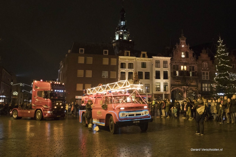 verlichte truckersoptocht, en door Nanne gevolgde jongen. Nijmegen, 23-12-2017 .