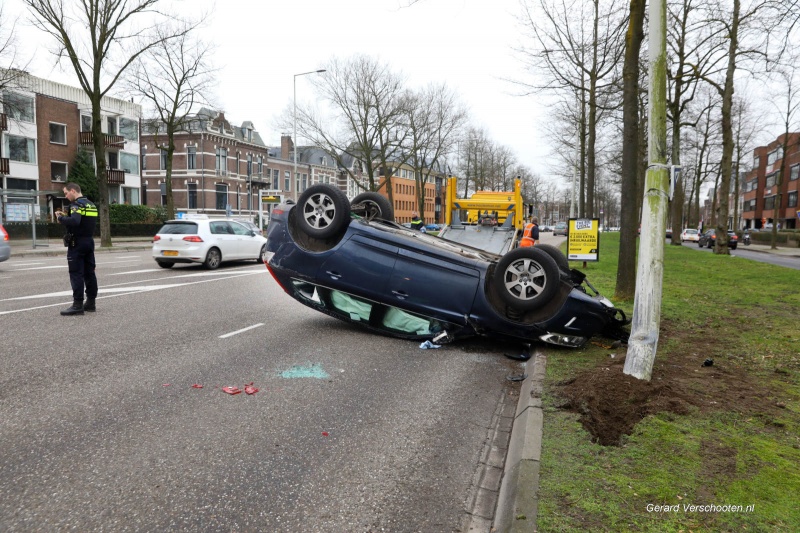 auto op de kop op de Oranjesingel. Nijmegen, 25-1-2018 .