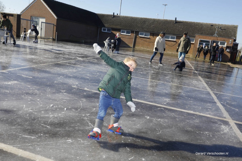 Schaatsen op natuurijs bij VVLK in Leuth, 25-2-2018 .