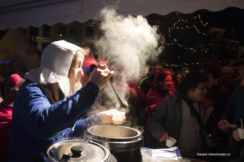 Nijmeegs soepie, soepevenement op de Grote Markt. De vredessoep won. Marieke was er ook. Nijmegen, 28-12-2017 .