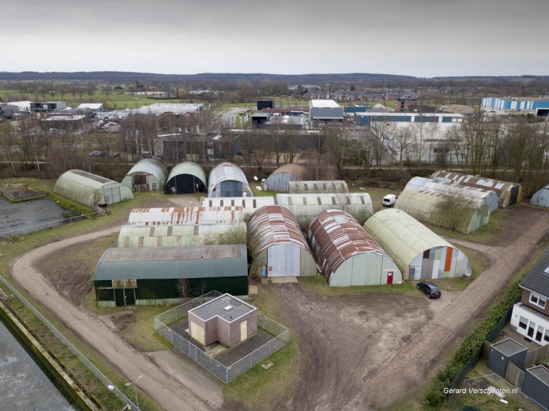 Aan de Cranenburgsestraat in Groesbeek, tegenover de Linde op het industrieterrein, heb je het nissenhuttenterrein. Carnavalsbouwers uit Groesbeek bouwen hier al maanden aan wagens, Groesbeek 29-1-2018 .