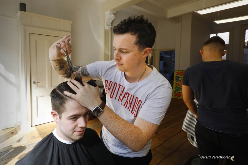 Herenkappers, kappers alleen voor Heren, 
Daggers barbershop, Betouwstraat met engelssprekende kapper. Nijmegen, 2-4-2018 .