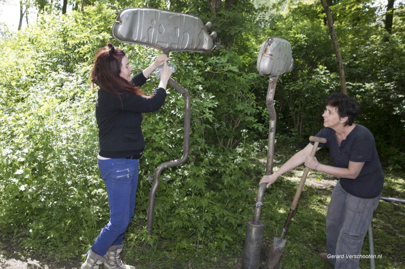 Kunstenaars Ria Roerdink en Anja Middelkoop zijn het nieuwe seizoen van Kunst in Millingen gestart met het project Zomerverschijnselen: ze planten oude uitlaten in de grond en maken een klankinstallatie van wilgentakken en steigerbuizen. , in het kunstparkje Halve Bunder aan het Ons Genoegenpad, 3-5-2018 .