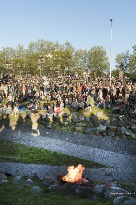 4 mei kranslegging, drukte. Nijmegen, 4-5-2018 .