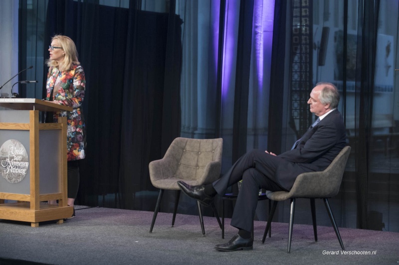 de Vrede van Nijmegen Penning wordt uitgereikt aan Paul Polman, CEO van Unilever, st Stevenskerk met o.a. burgemeester Bruls, Ren? ten Bos, Sigrid Kaag. Nijmegen, 5-4-2018 .