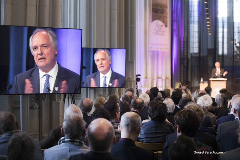de Vrede van Nijmegen Penning wordt uitgereikt aan Paul Polman, CEO van Unilever, st Stevenskerk met o.a. burgemeester Bruls, Ren? ten Bos, Sigrid Kaag. Nijmegen, 5-4-2018 .