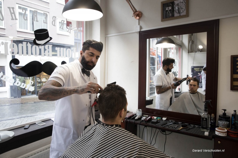 kapper Roman bij Four Barbers op Stike Hezelstraat. Nijmegen, 6-4-2018 .