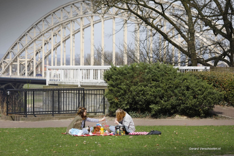 Mooi weer, Valkhofpark, markt, Lents strand, Commanderie, Grote Markt, Oranjesingel(motor), Kronenburgpark met watervalletje.. . Nijmegen, 7-4-2018 .