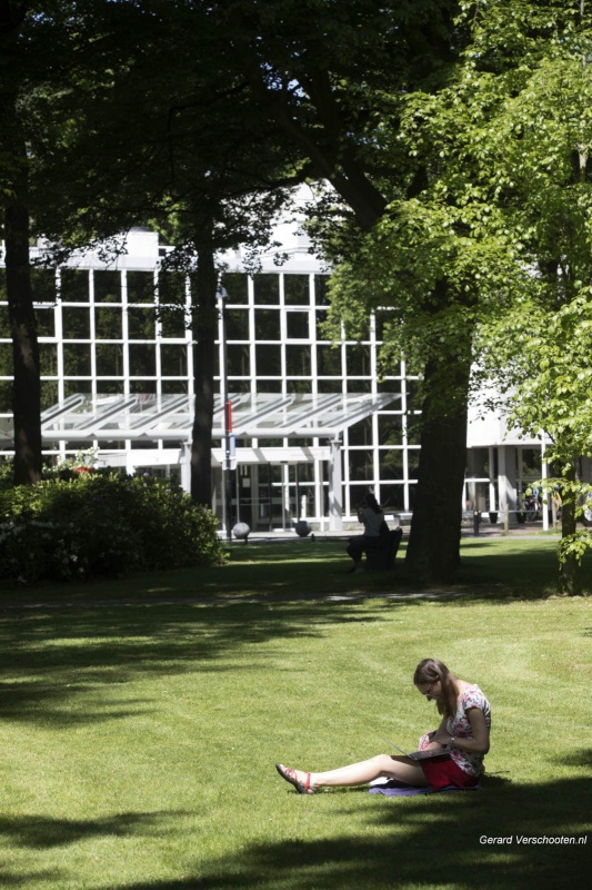 Mooi weer KU terrein bij aula. Nijmegen, 13-5-2018 .