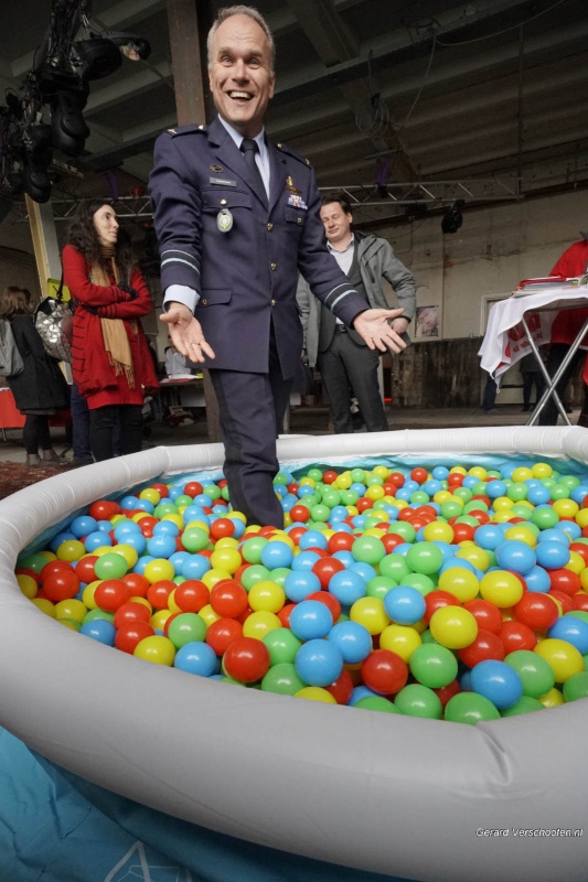 majoor Onno Eichelsheim, directeur van de militaire inlichtingen- en veiligheidsdienst MIVD kon de geheimen in de ballenbak niet vinden. Niks te verbergen festival over de Sleepwet met generaal-, en privacy deskundige Merel Koning . Nijmegen, 17-3-2018 .