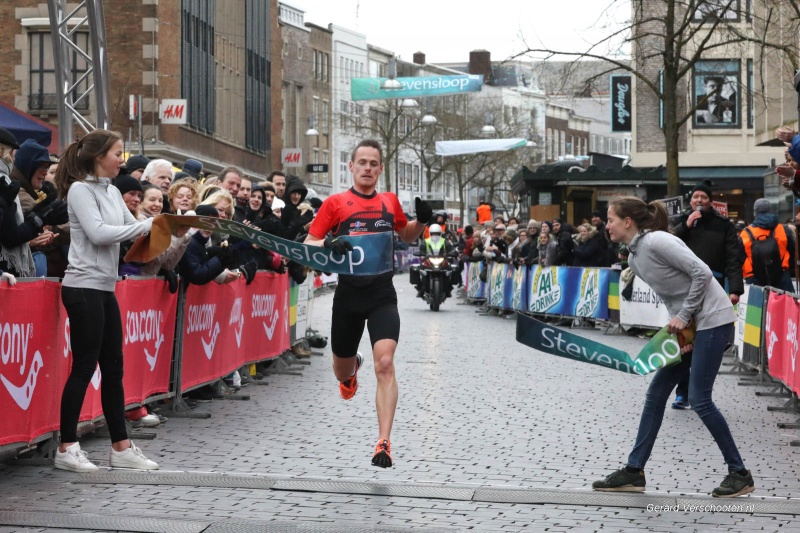 Stevensloop 10 km met lopers, start, finish, vd Wielen, vrouwenfin ish. Nijmegen, 18-3-2018 .