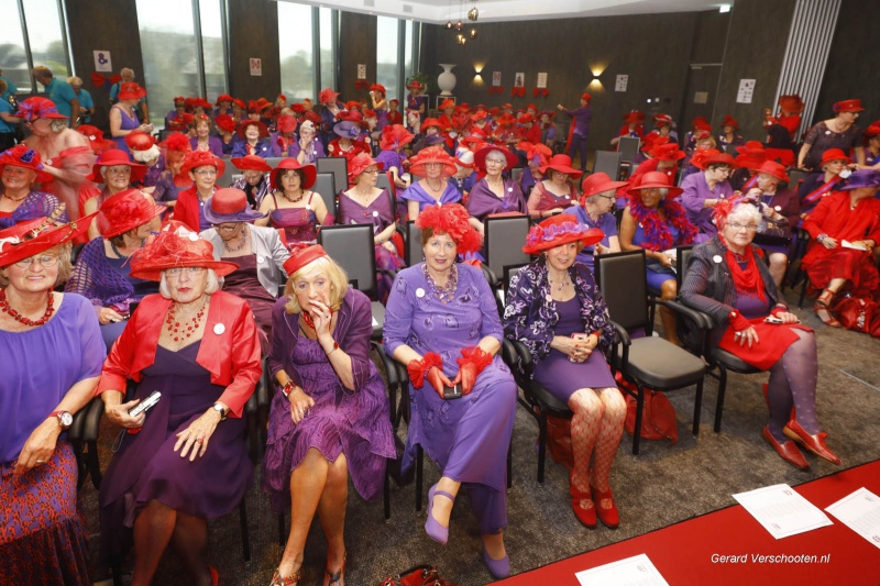 Red hat society, rode hoedjes conventie in vd Valkhotel. Nijmegen, 19-4-2018 .