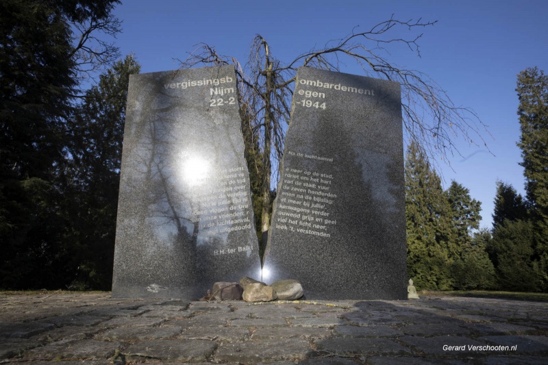 Begraaplaats Graafseweg met  bombardements monument.. Nijmegen,22-02-2018 .