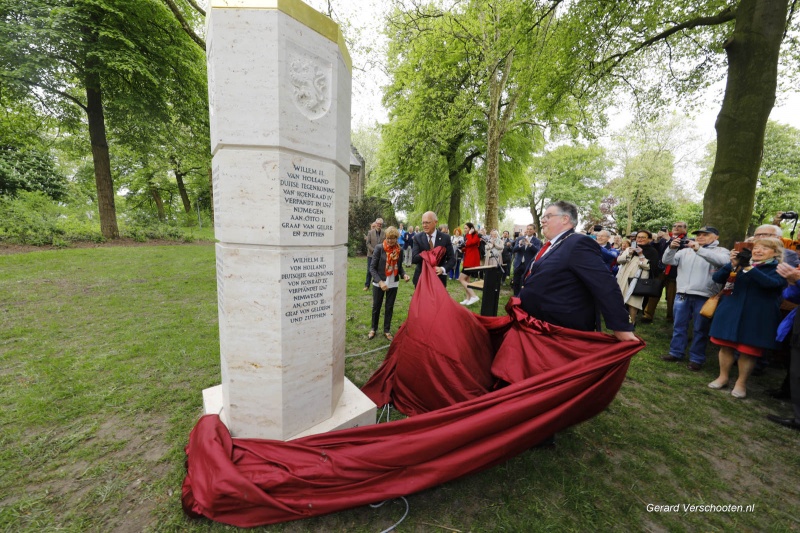 onthulling van de nieuwe Stauferstele. Een monument dat herinnert aan het belang van het keizerlijk geslacht Hohenstaufen voor Nijmegen.. Nijmegen, 28-4-2018 .