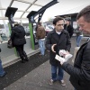 \"Nijmegen, 4-3-2012 . Jongens en meiden geven uitleg over het telefoonparkeren, gsm, sms parkeren in Nijmegen. Parkeerautomaat,  dak Molenpoortpassage\"