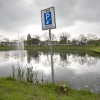 \"Nijmegen, 3-5-2012 . Houtlaan/Burggraafstraat . In/bij vijver staat bord \'Parkeerzone, betaald parkeren\'\"