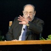 \"Nijmegen, 7-5-2012 . Umberto Eco krijgt Vrede van Nijmegen penning uit handen van burgemeester Dijkstra\"