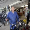 \"Hernen, 5-6-2012 . Tien van Duifhuizen,  man wordt woensdag 80, maar denkt er niet over om met zijn rijwielzaak te stoppen\"