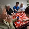 \"Nijmegen, 21-5-2012 . Mobieltjesproject, Voor de vrijwilligersbijlage. Ouderen krijgen instructies van jongeren\"