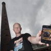 \"Nijmegen, 12-7-2012 . Leo Willems, met iphone, ontwikkelde een app met daarop een speurtocht 
door Bottendaal.\"