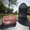 \"Beunigen, 2-7-2012 . graf Leo van Kaathoven met dokterstas op begraafplaats Haaghove\"