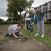 \"Nijmegen, 13-9-2012 . Op de hoek van de 53-ste met de 52ste straat (rondweg aldenhof) heeft 
gemeente lapje grond klaar gemaakt voor bewoners maissonettes om een 
volkstuin te beginnen. Drie mevrouwen\"