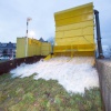 \"Testen van Erosiebestendigheid van gras, met groot geel gevaarte. Ooyse dijk, Schependom Nijmegen, 10-1-2013 . dgfoto.\"