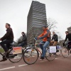 \"studenten kunnen zakcentje verdienen door in aantal dagen hoeveelheid kilometers af te leggen in stad en omgeving; dat doen ze door op hun fiets reclame te maken voor een bedrijf/instantie
project van student kees reusen heet betaald fietsen, locatie rotonde bij erasmusgebouw
. Nijmegen, 13-3-2013 . dgfoto.\"