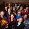 \"Sylvia Becker met \'haar\' mannen: tien koorleden van de Hofbrouwers, plus accordeonist en gitarist. Gelegenheidsband genaamd Thea Tralala en de Bekenezen doet mee aan voorronde Dag van het Levenslied. Nijmegen, 26-3-2013 . dgfoto.\"