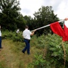 Ontruiming Hoge Hoenderberg, politie haalt krakersvlag weg, Groesbeek, 8-8-2013 . dgfoto.