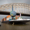 De Wereldbol die ruim 14 dagen in de Waal bij de Waalbrug gelegen heeft, wordt op een 115 meter lang containerschip getakeld. De bol, gemaakt van 6000 flesjes zwerfvuil maakt een reis door Nederland om aandacht te vragen voor zwerfvuil. Gaat nu naar Dordrecht. Nijmegen, 31-7-2013 . dgfoto.