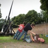 Bemanning trebuchet spant de katapult voor de eerste keer. plaatsing trebuchet, katapult in Hunnerpark. Nijmegen, 22-8-2013 . dgfoto.