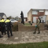 Huisdoorzoeking door politie en genie in Leuvensbroek. Nijmegen, 4-12-2013 . dgfoto.