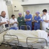 Hartcentrum van het Radboud,  de overdracht van de patient vanuit de operatiekamer door de chirurg Verhagen, (4de van links) naar de intensivist dr. Heunks( Links). . Nijmegen, 30-1-2014 . dgfoto.