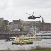 oefening speciale troepen , bevrijding vip op de Waal met helicopter, speedboten. vip zit op Pannenkoekenboot. Nijmegen, 18-4-2014 . dgfoto.