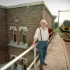 Theo Elfrink voor spoorbruggebouwtje waar fietspad doorheen zal gaanred Nijmfoto: Gerard Verschooten 25-8-1997