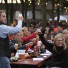 De introductie doet deze avond voor het eerst een cantus. Zo'n 1.000 tot 2.000 studetnten aan tafels op het plein zingen liedjes en drinken. Burgemeester Bruls komt ook, 
. Nijmegen, 19-8-2014 . dgfoto.