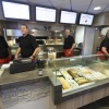 de familie Van Weel in de snackbar. Met z'n vieren zijn ze na 16 jaar van afwezigheid terug op hun vertrouwde stekkie. Nijmegen, 4-9-2014 . dgfoto.