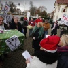 protest huishoudelijke hulpen. hulpen bieden handtekening aan de grote baas van Verian aan.
. Nijmegen, 11-12-2014 . dgfoto.