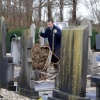 Werner Weijkamp van het Gelders Genootschap voert voor de gemeente Wijchen een inventarisatie uit van begraafplaatsen.  op de begraafplaats staat ook nog een 'knekelhuisje'.  Adriaan Strik (85) loopt ook mee.. Batenburg, 11-12-2014 . dgfoto.