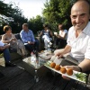 mensen die voor elkaar gaan koken in Horssen, 14-6-2015 . dgfoto.