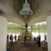 Test klokken die onder de bruggen over het kanaal komen te hangen met wethouder . Nijmegen, 14-7-2015 . dgfoto.