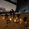 Onder de Waalbrug werden kaarsjes aangestoken voor alle vluchtelingen en de slachtoffers van de aaanslagen in Parijs. Nijmegen, 14-11-2015 .